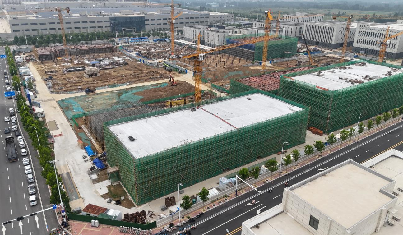 開頭芯屏產(chǎn)業(yè)園項(xiàng)目二期二標(biāo)段首棟主體結(jié)構(gòu)封頂大吉